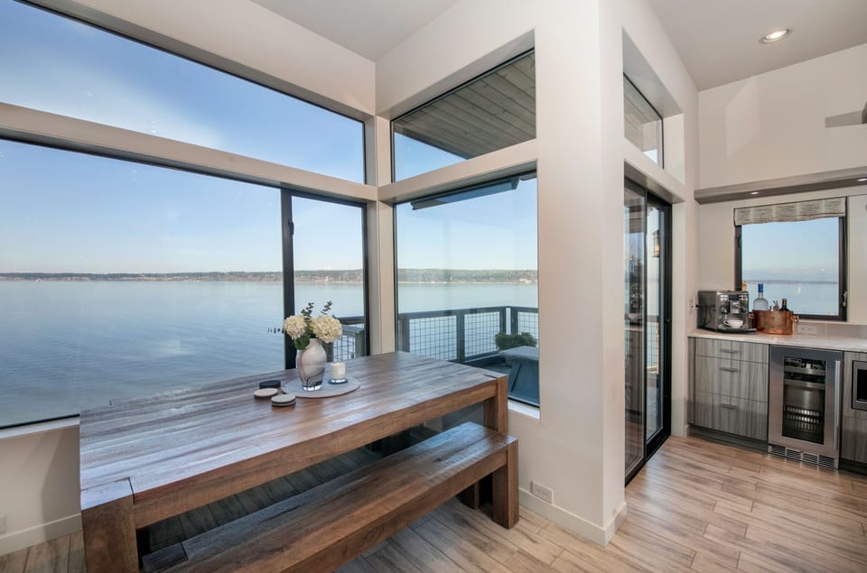 Dining with breathtaking vistas.