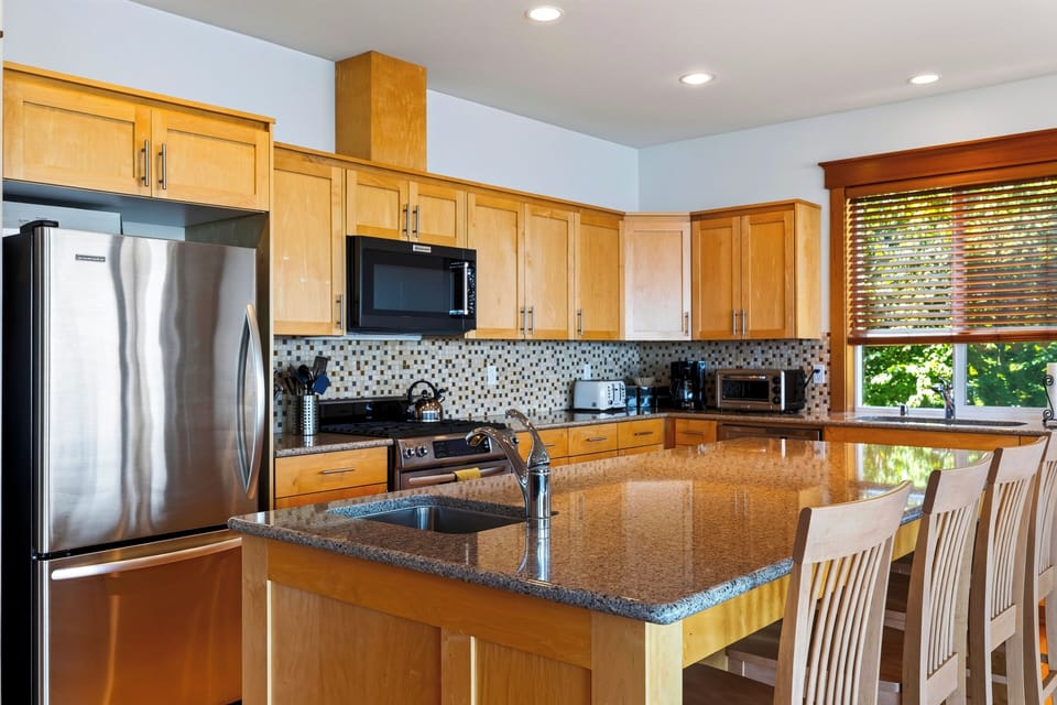 Pull up a seat at the expansive kitchen island, with plenty of room for meal prep, breakfast, and casual conversation.