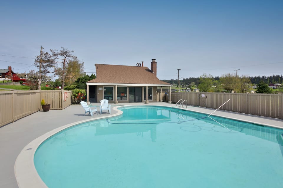 Access to community pool
