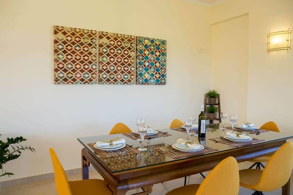 Chic Dining Table Blending Rustic Charm and Contemporary Style