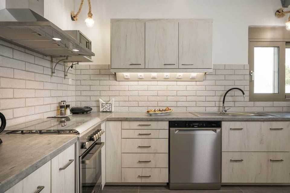 Modern Kitchen with Complete Amenities