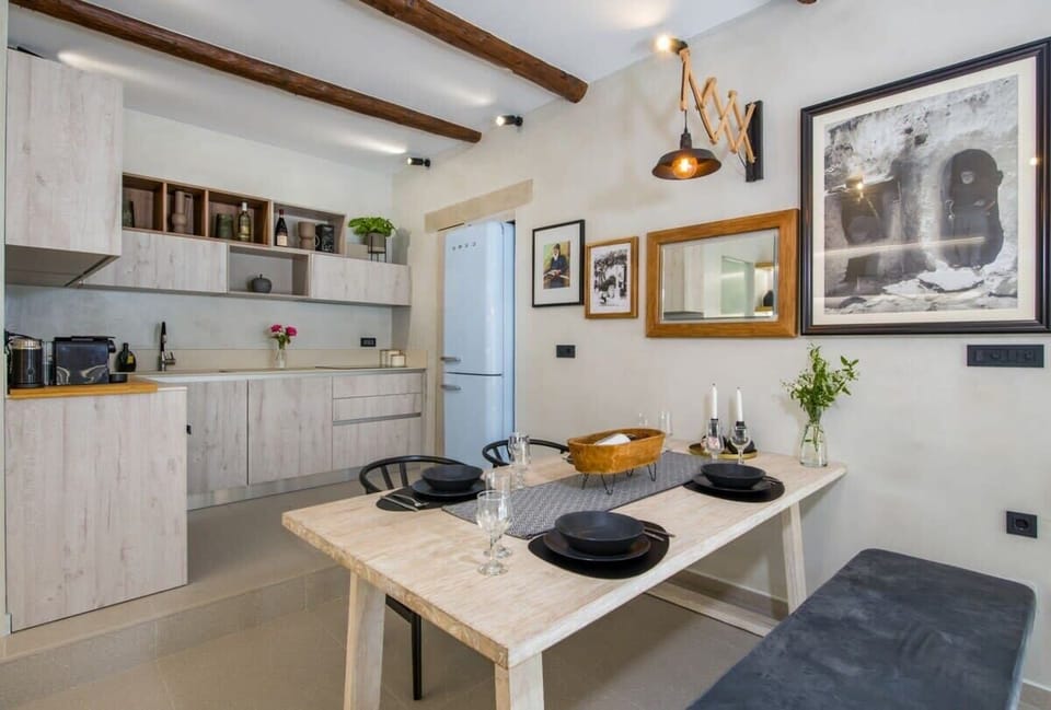 Well-Appointed Kitchen Offering Complete Cooking and Dining Amenities