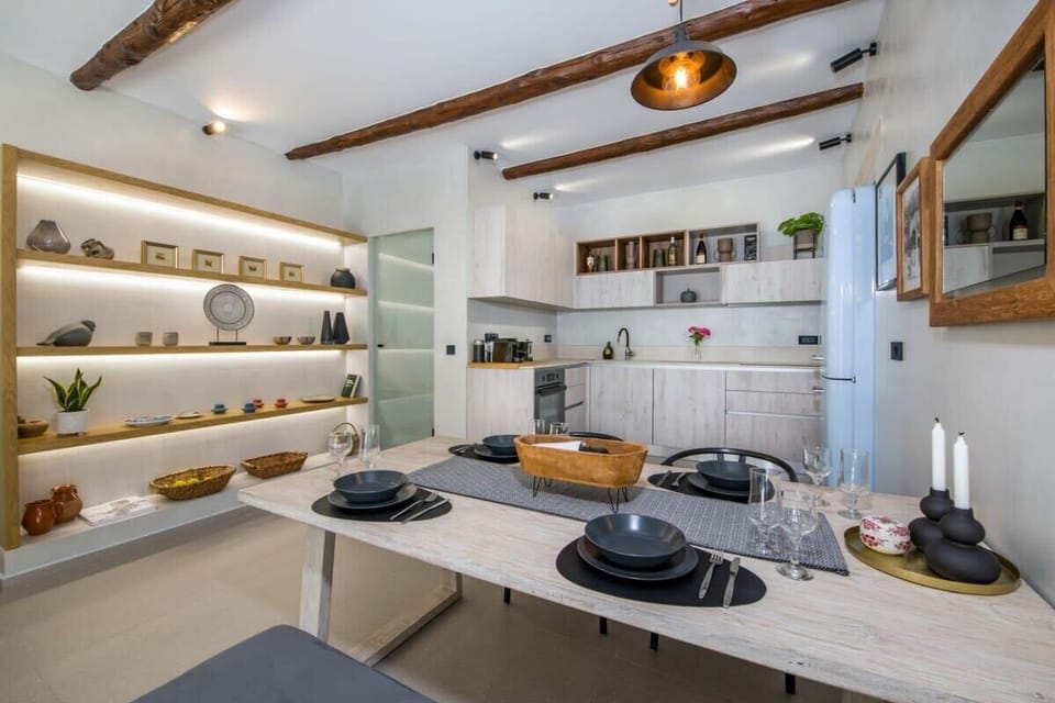 Contemporary Kitchen Space Combining Functionality and Sophisticated Style