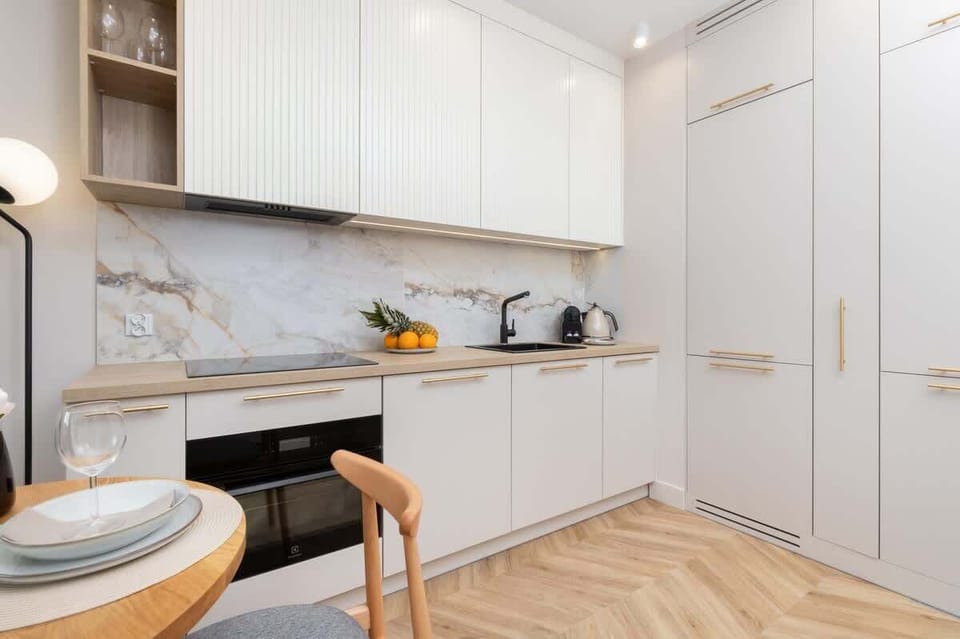Modern, fully equipped kitchenette. 