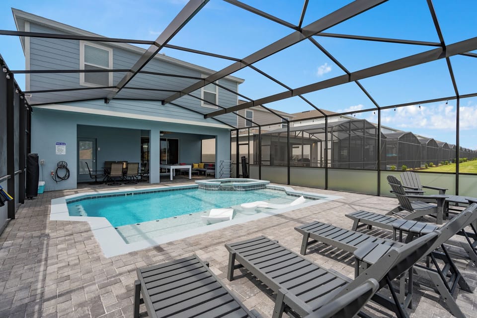 Largest private pool and pool deck in Windsor Island Resort! The neighbors are jealous!
