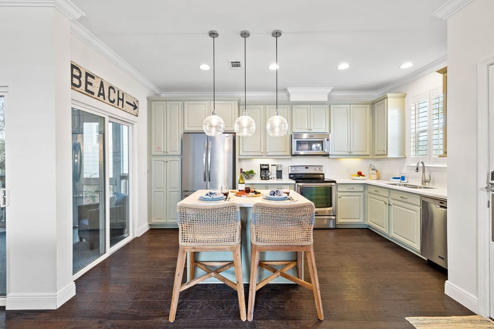 Gorgeous fully stocked kitchen