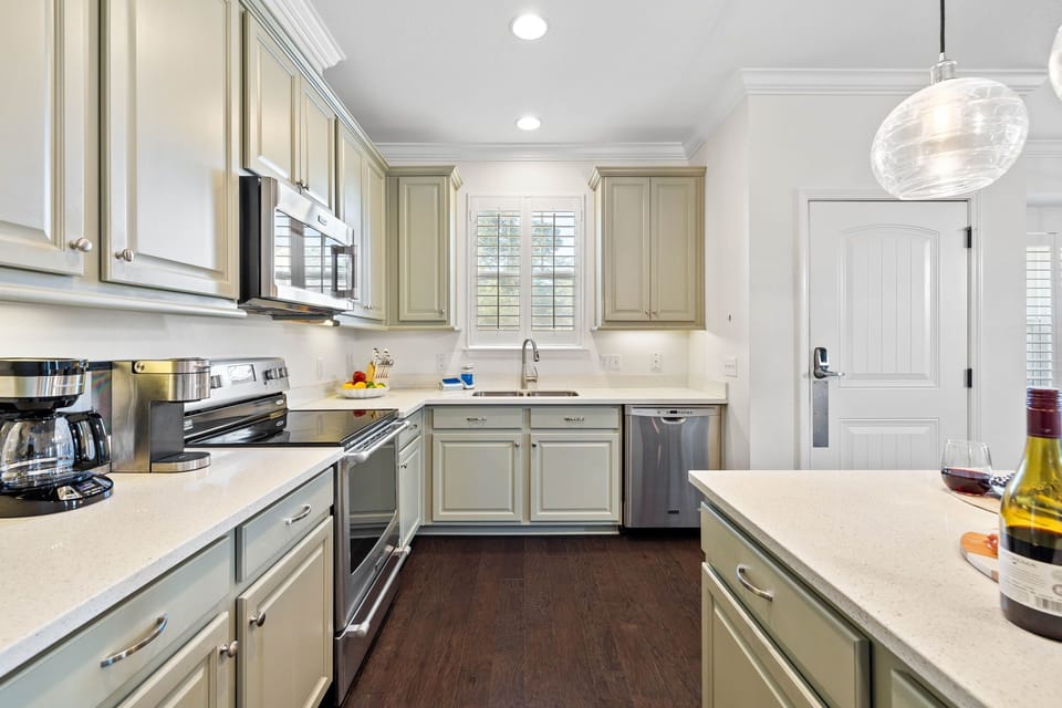 Gorgeous fully stocked kitchen