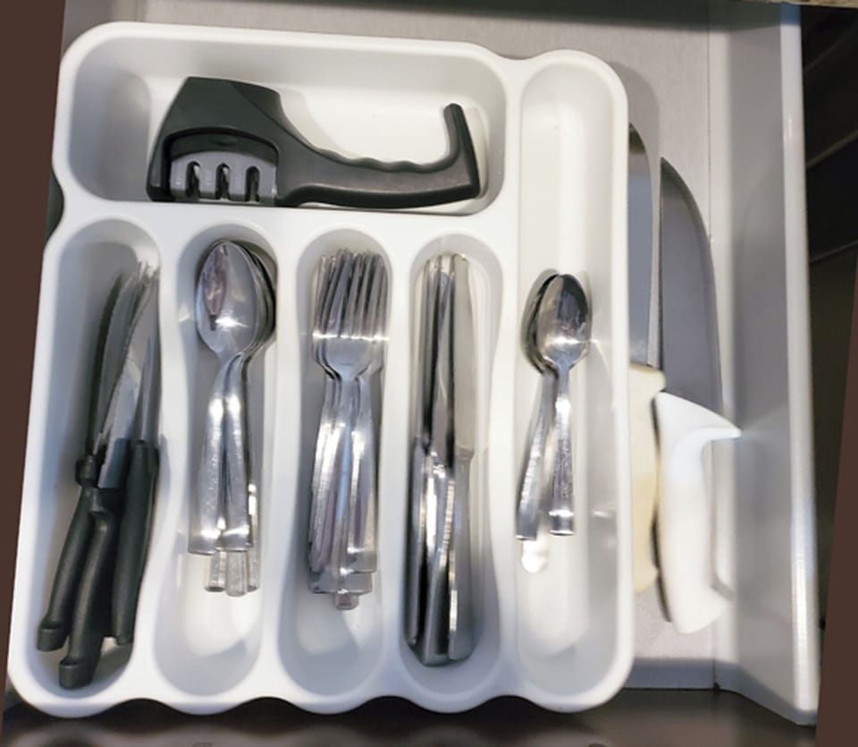 Ample cutlery