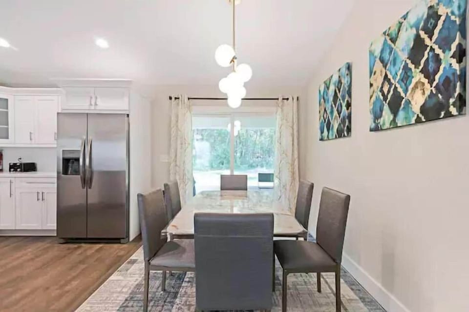 6 seater dining table
