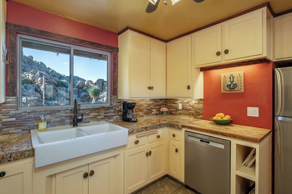 Kitchen, with spectacular view of the courtyard, and boulder mountain.
