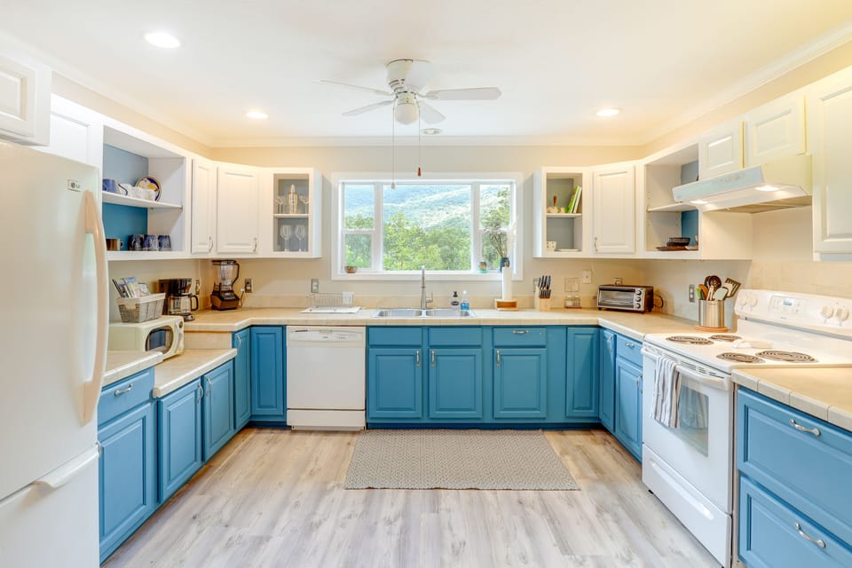 Kitchen | Equipped w/ Cooking Essentials