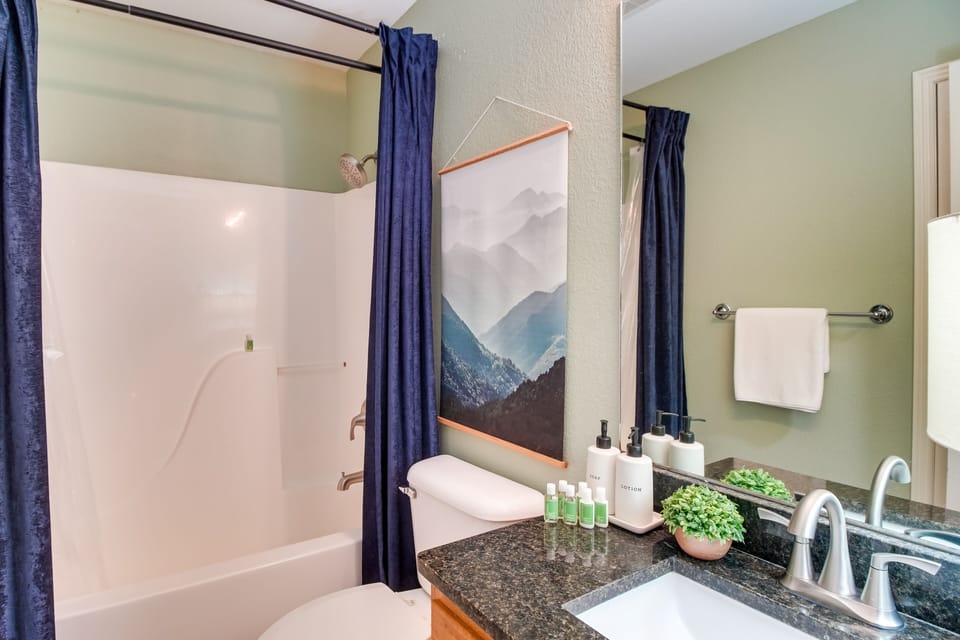 Full Bathroom | Shower/Tub Combo | Towels Provided
