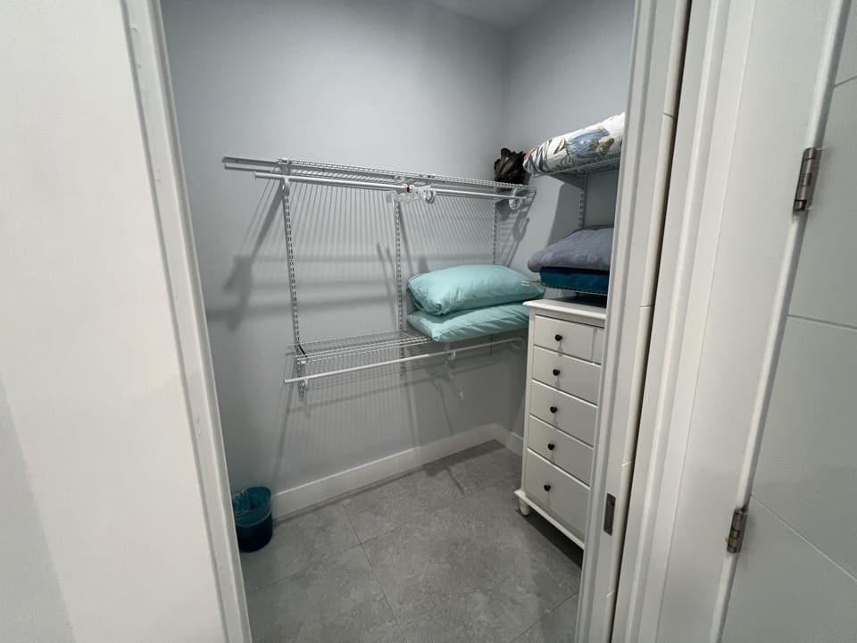#2 WaterFront Kize Size Bedroom Walk In Closet