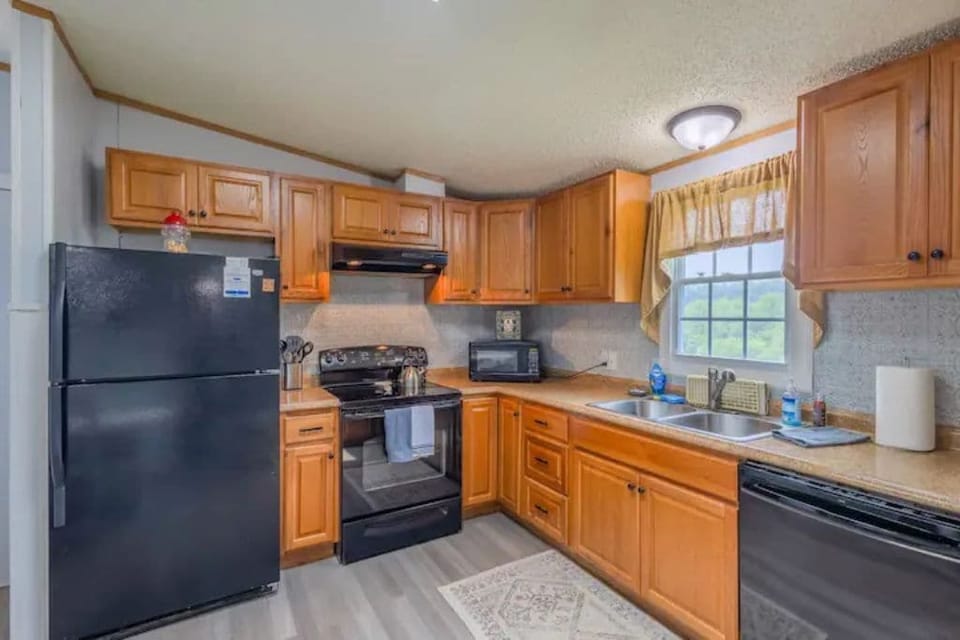 Full kitchen with all the necessities.