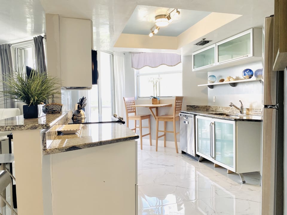 Fully Equipped Kitchen with Fridge+ Freezer, Stove+Oven, Dishwasher, Microwave