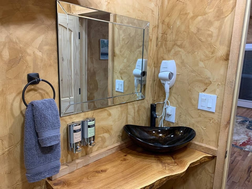 live edge counter tops in the bathrooms 