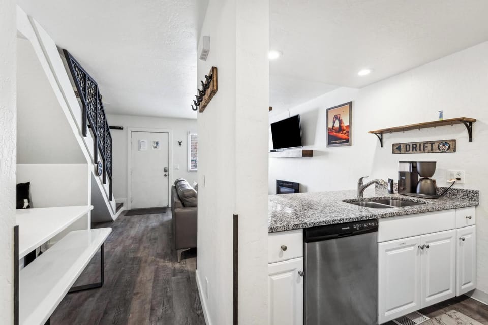 Kitchen: granite countertops, stainless-steel appliances, wide range of cookware