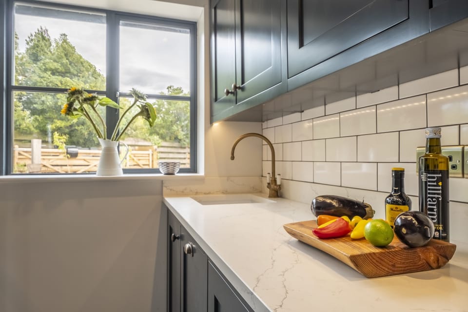 Ground floor: Well-equipped kitchen with Nespresso machine and dishwasher