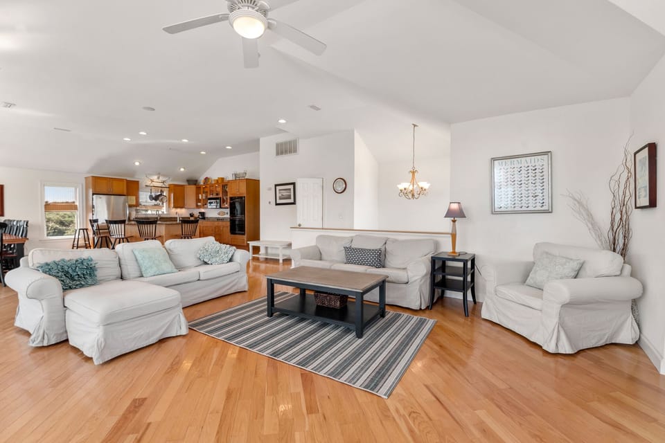 SH11: Casa Sirena | Top Level Living Area