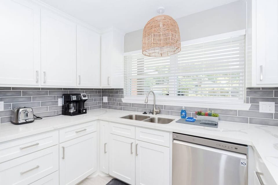 Kitchen (view 3).
