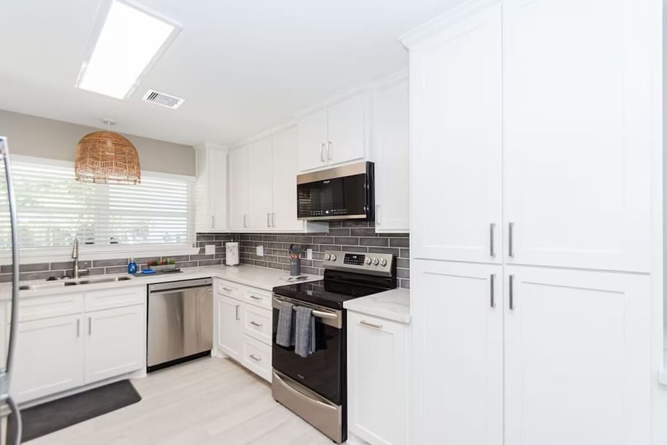 Kitchen (view 2).