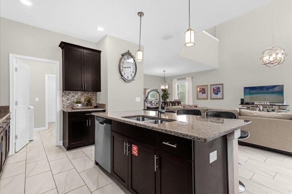 4762 Kings Castle Cir (9).jpg