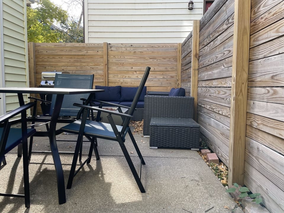 Enclosed Patio with Eating Area