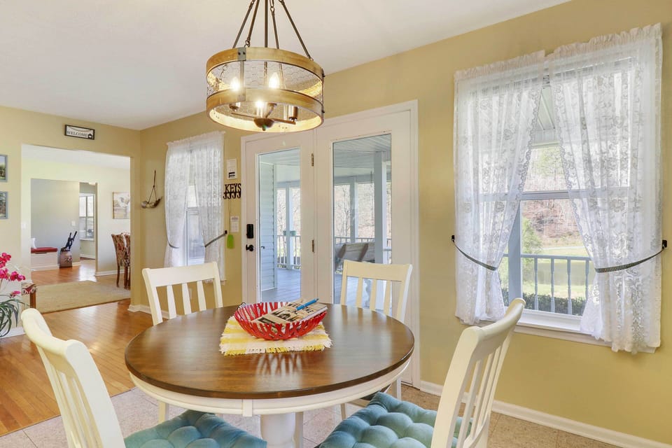 Dining Area | Dishes & Flatware Provided