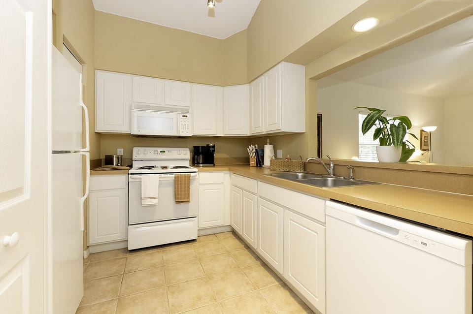 Full kitchen with all the necessary appliances.