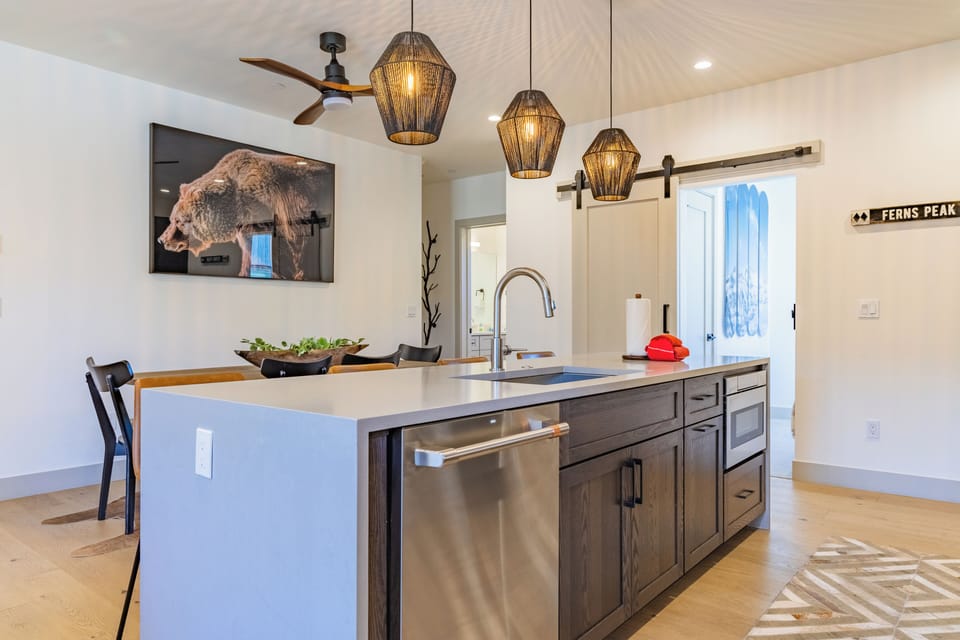 [Kitchen] Open to dining area
