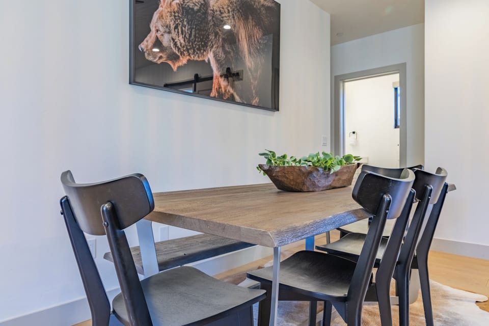 [Dining area] Comfortably seats 6 with 4 additional seats at the kitchen island