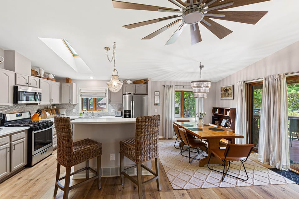Kitchen & Dining