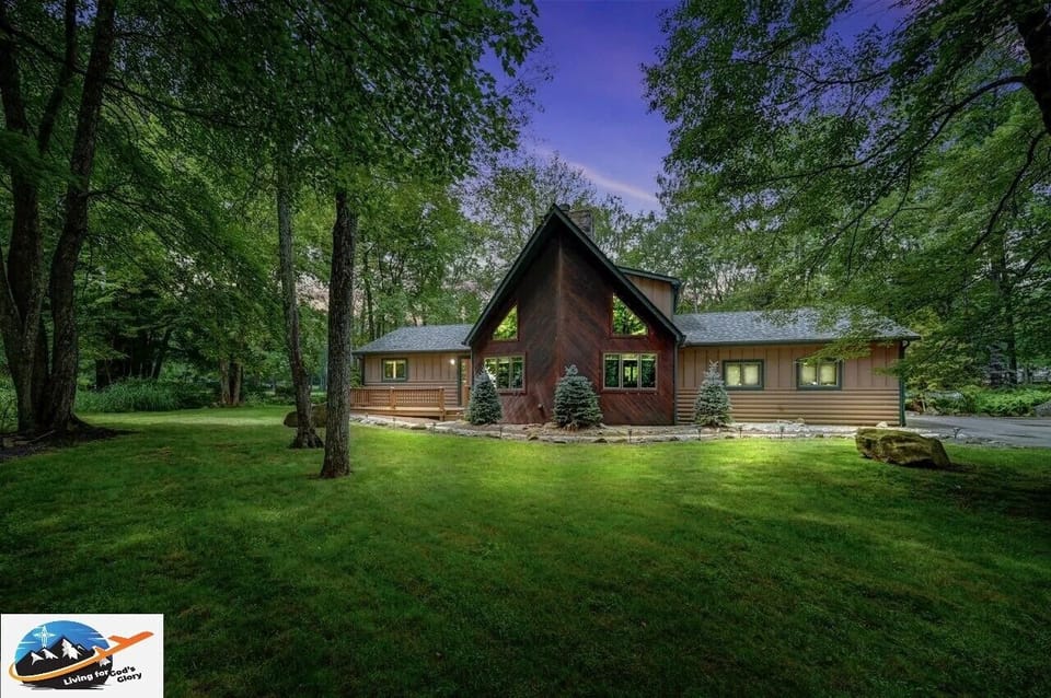 Unique & central for skiing, lakes, water parks, pools, fishing, golf, outdoors!