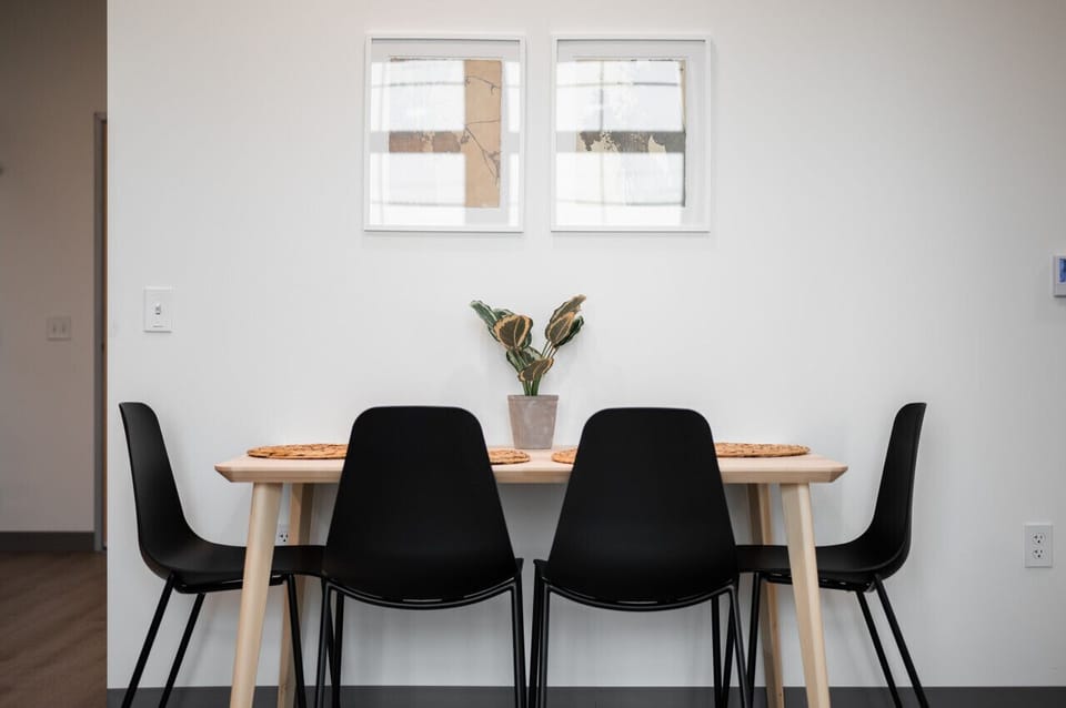 Simple elegance in the dining corner 🍽️🪴