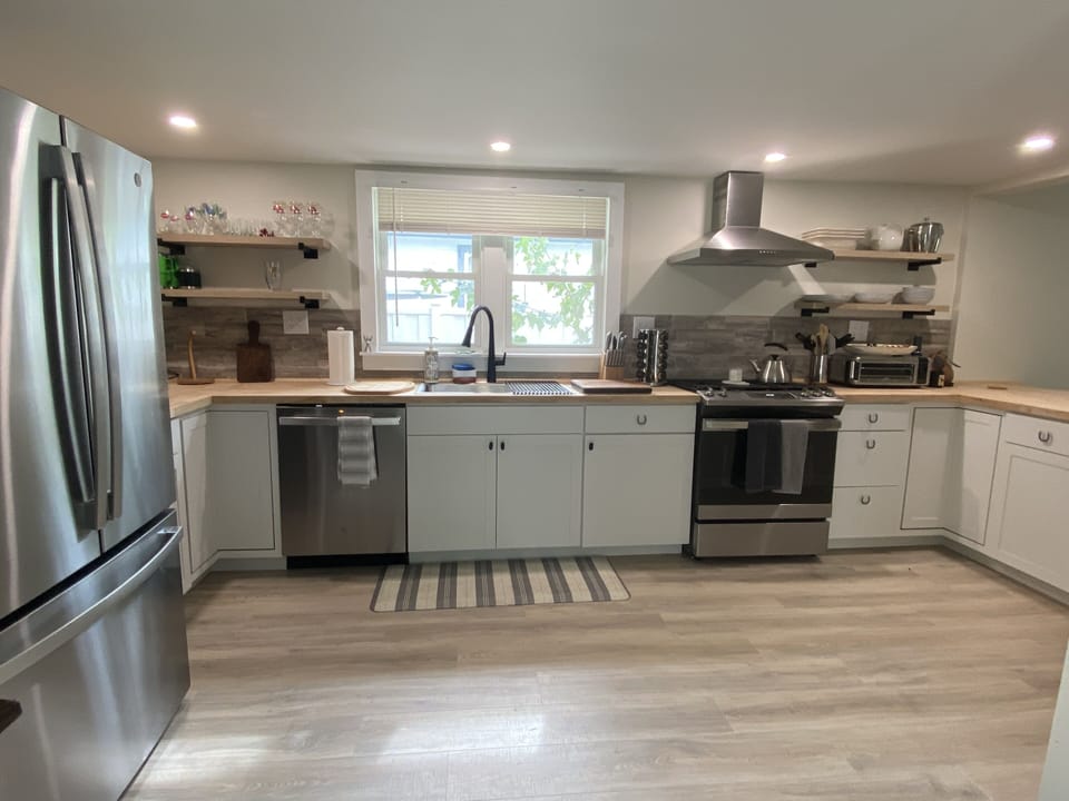 Gas stove & oven. Brand new everything.
