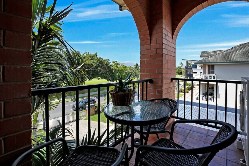 Balcony Retreat: Savor morning coffee with stunning views overlooking the north end of the Cairns esplanadel, lush greenery and blue skies!