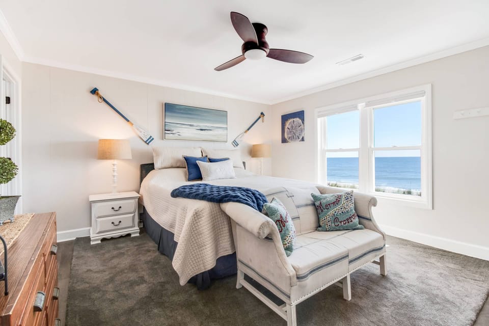 Oceanview Bedroom wth King size bed and Smart TV