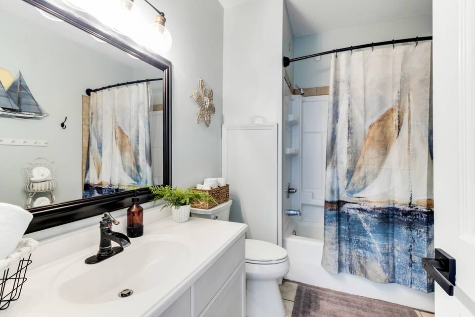 Bathroom with Tub/shower combo