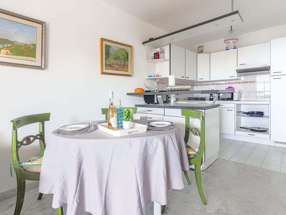 Table, Picture Frame, Property, Furniture, Building, Interior Design, Cabinetry, Tableware, Kitchen Appliance, Floor