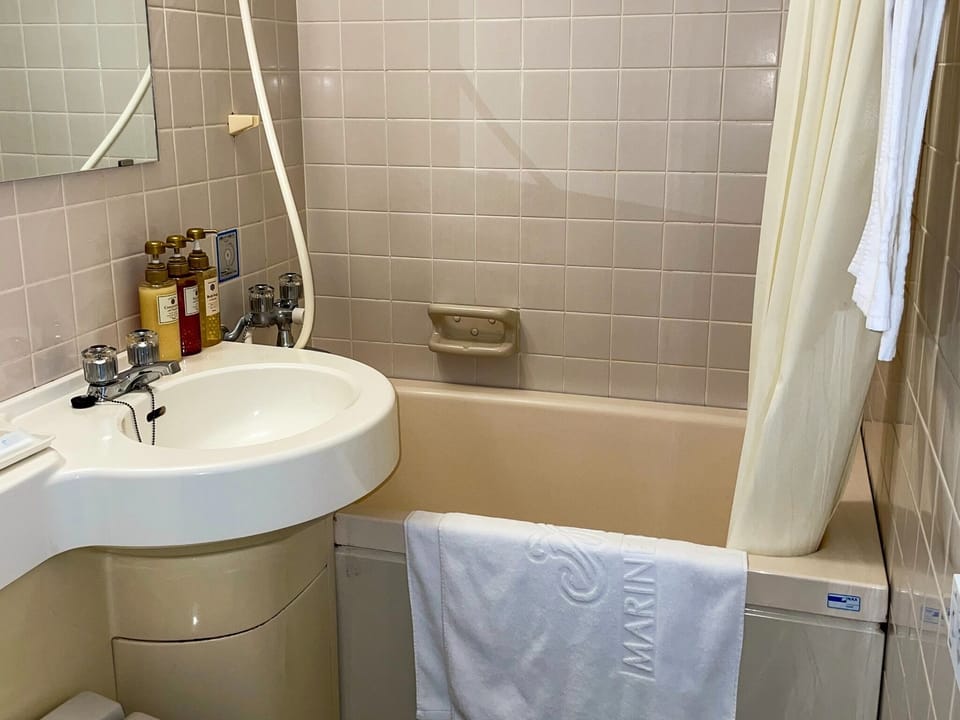 ・[Unit bath example] Shampoo, conditioner, and body soap are provided. compact and functional