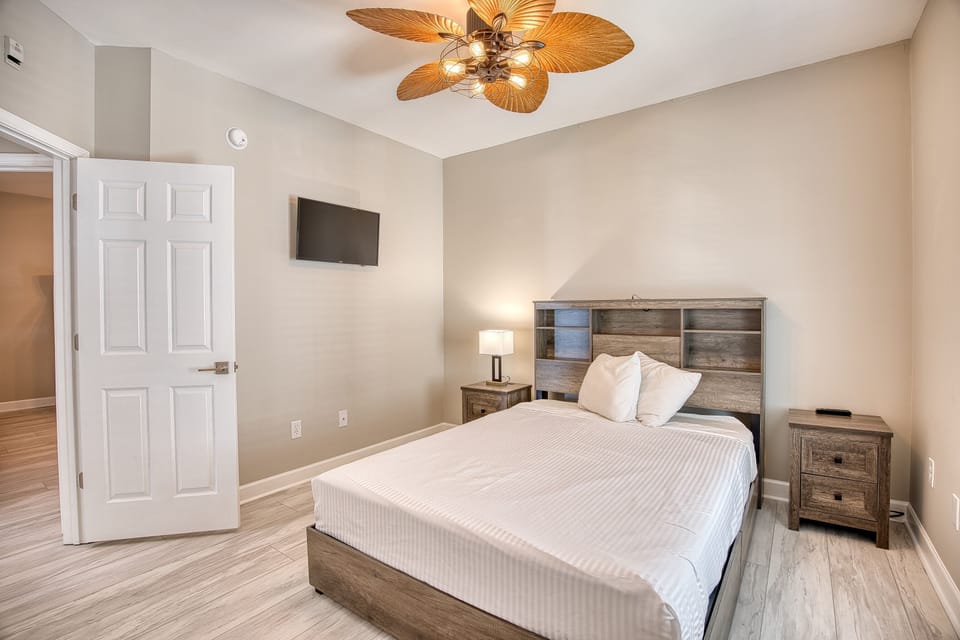 Upstairs Queen Bedroom 