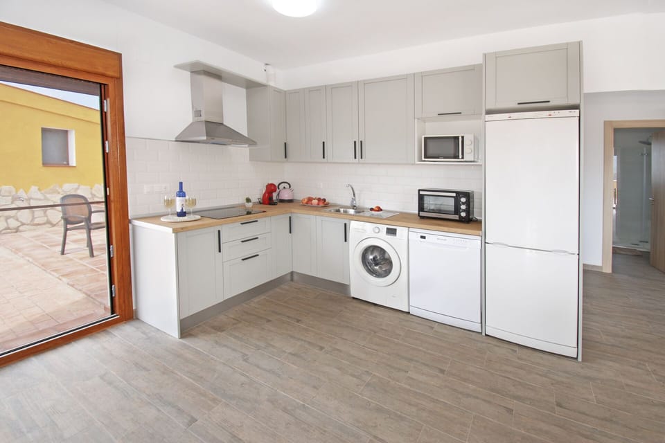 The open kitchen has everything you need for cosy cooking.