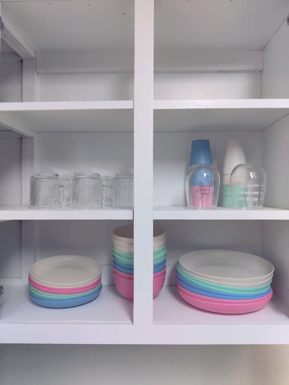 Plates and cups for your delicious meals.