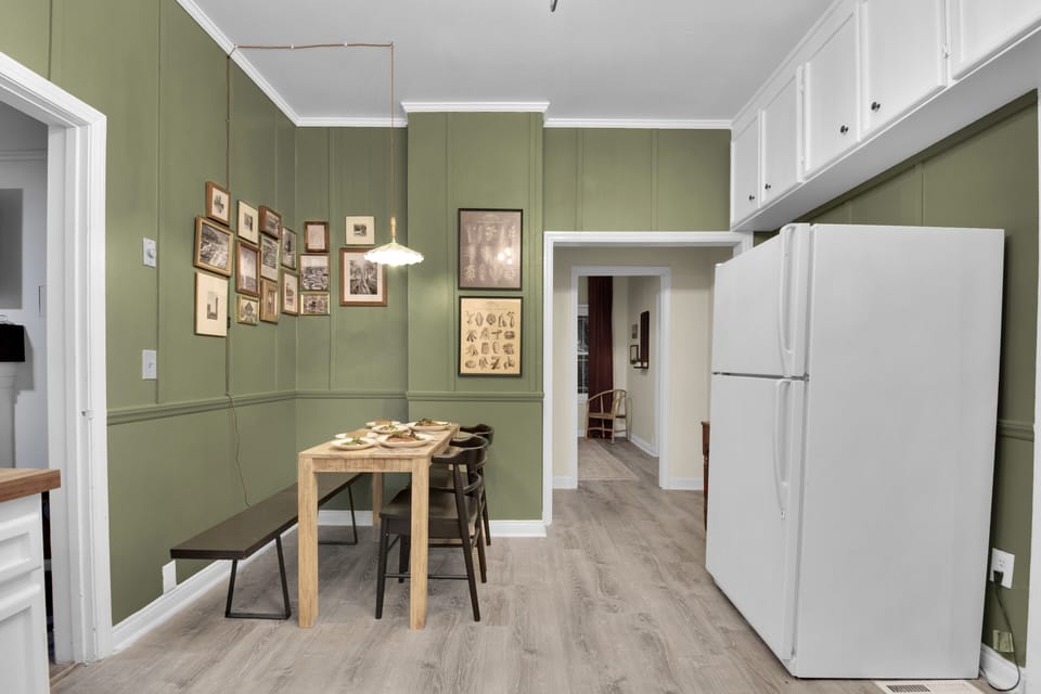 Bright full kitchen near downtown Greenville