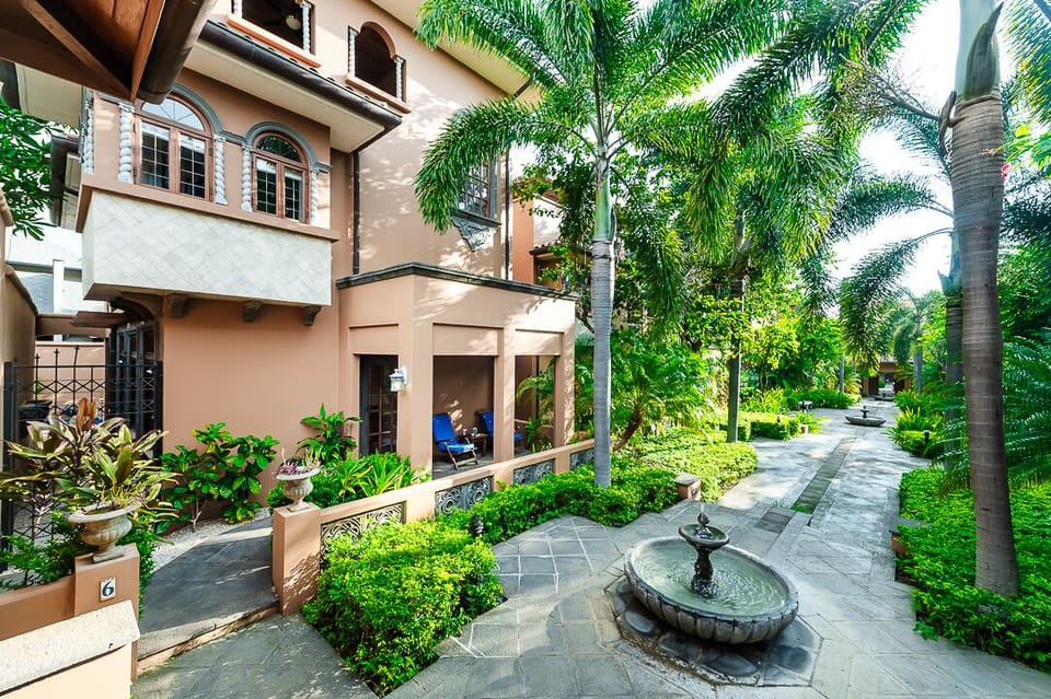 Elegant outdoor courtyard at the Langosta Beach villa in Tamarindo, surrounded by lush gardens and tropical nature. This beautifully designed luxury outdoor space offers the perfect setting to unwind and enjoy Costa Rica’s peaceful atmosphere.