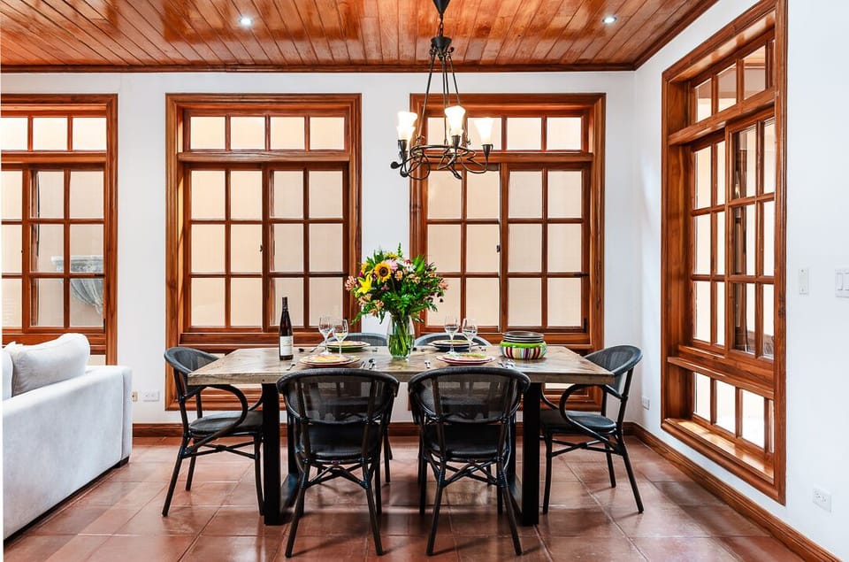Dining table for six at the Langosta Beach villa in Tamarindo, featuring beautiful Costa Rica–style décor. Best option for a family-friendly villa in Langosta, perfect for a family vacation and enjoying meals together near the beach.