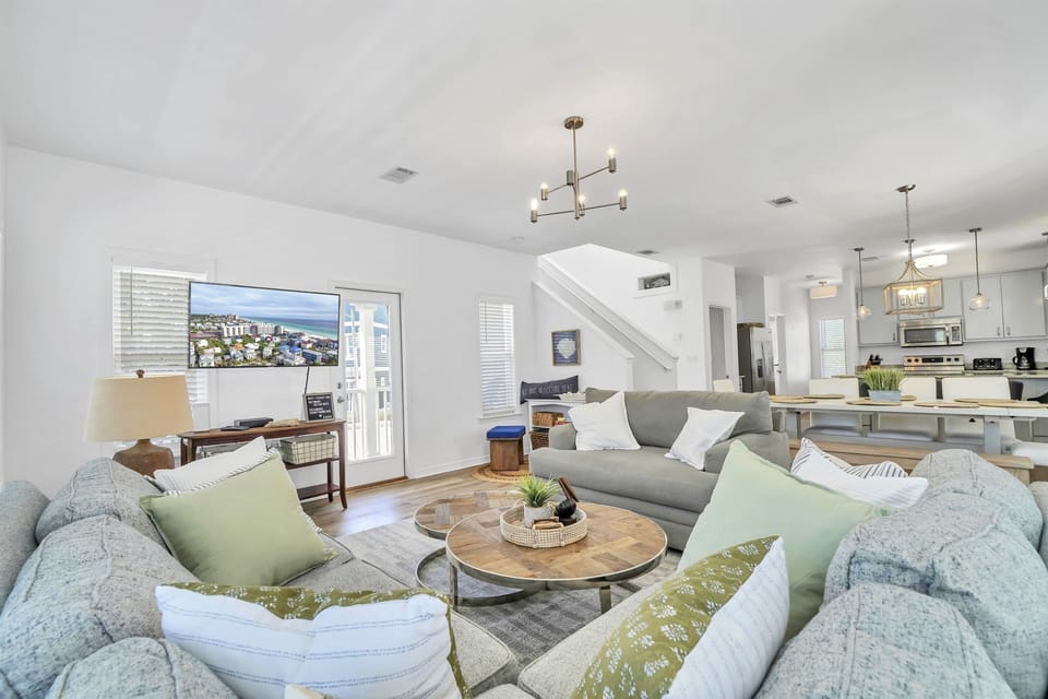 This space is bright, modern, up to date on all decor, and beautifully laid out! 