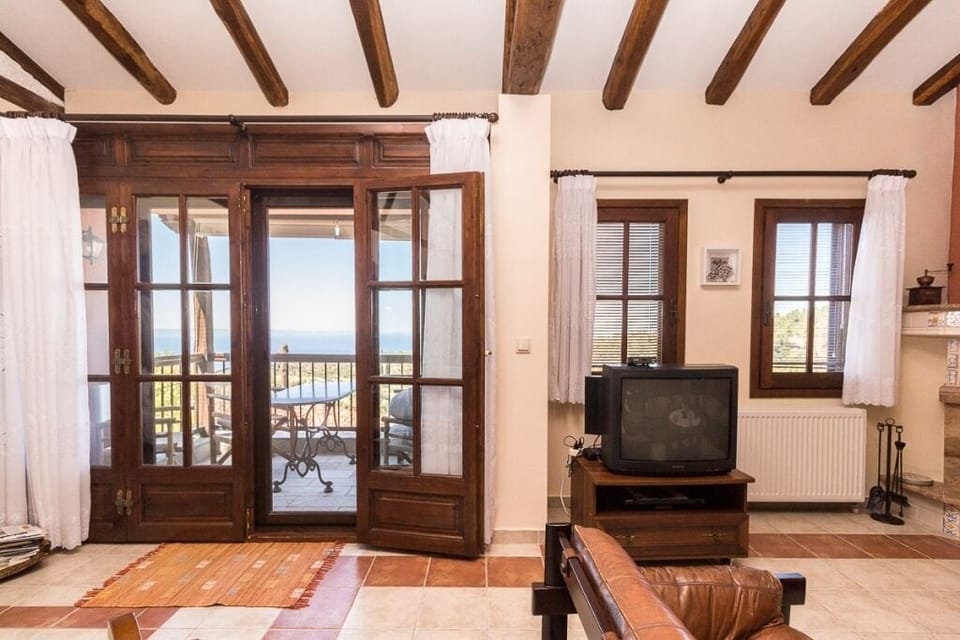 Living room with an exceptional balcony to the stunning view of the sea