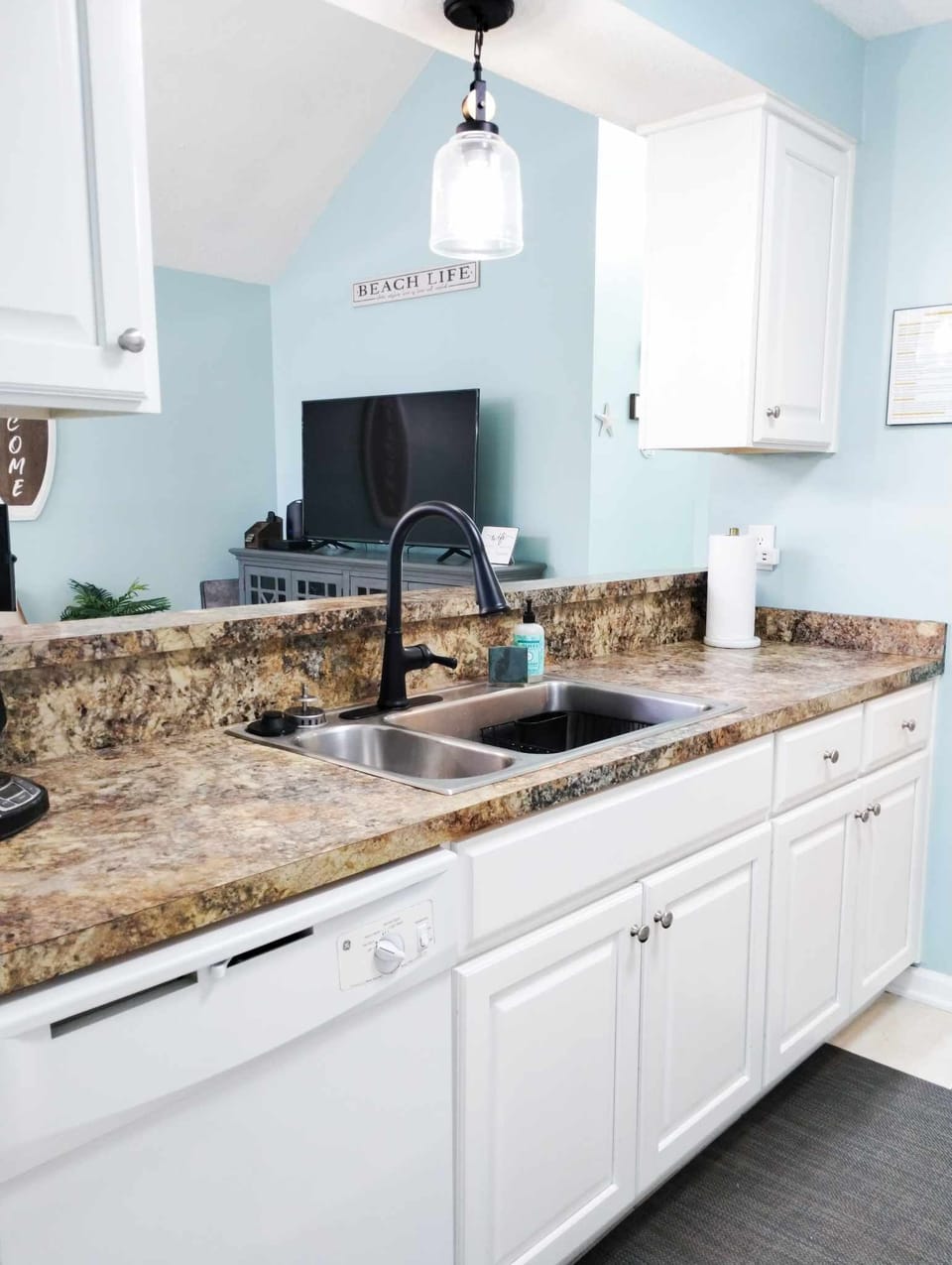 Fully stocked kitchen capable of cooking that perfect family dinner. 