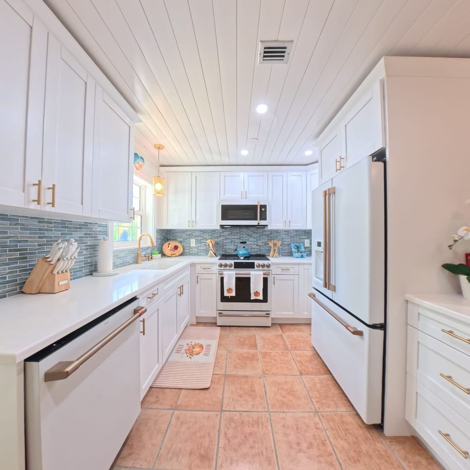 Renovated kitchen & bar counter boasts state of GE appliances & is well stocked